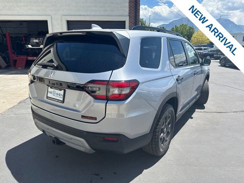 Used 2025 Honda Pilot TrailSport image 7