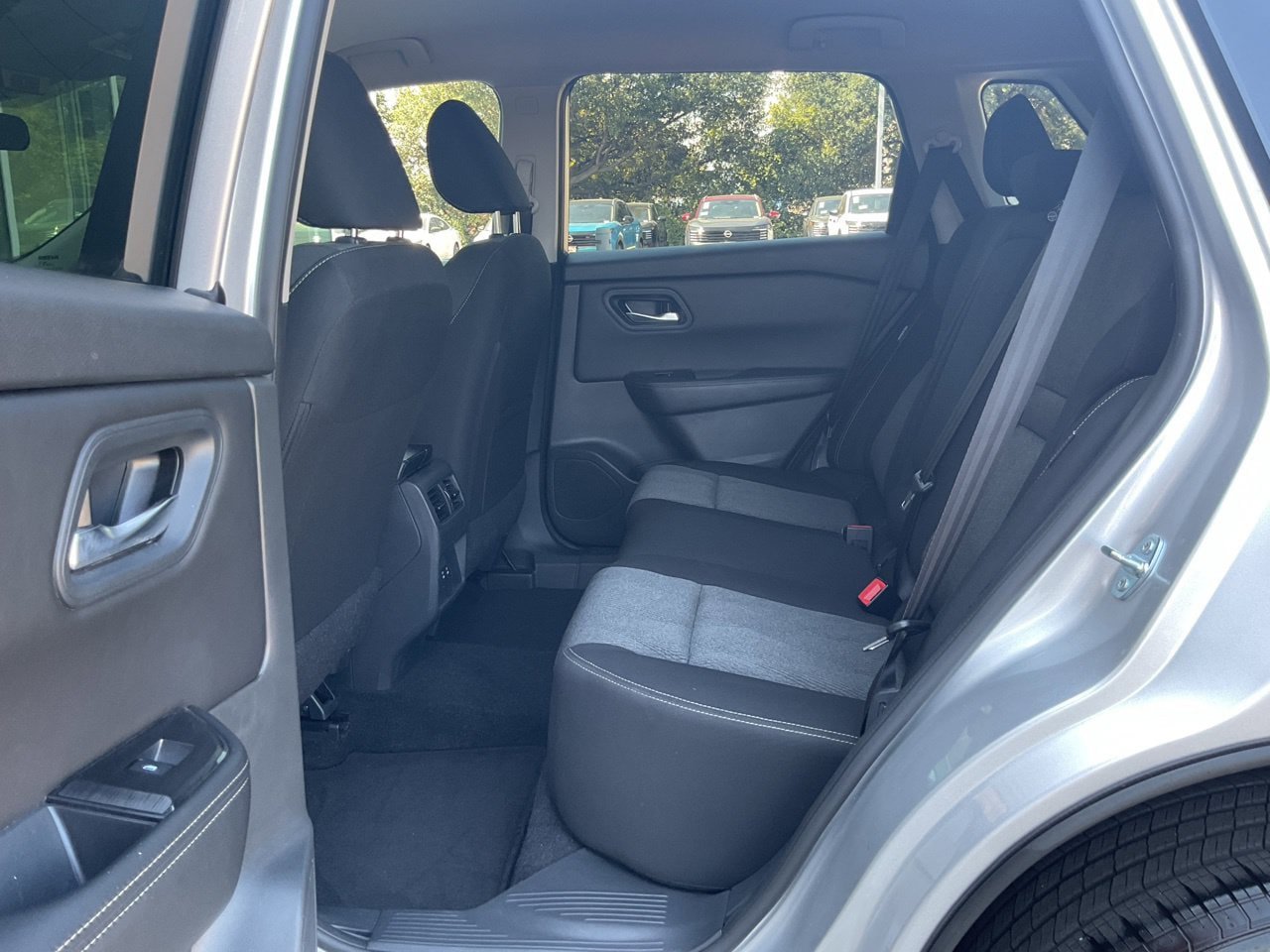 Used 2025 Nissan Rogue SV FWD image 13