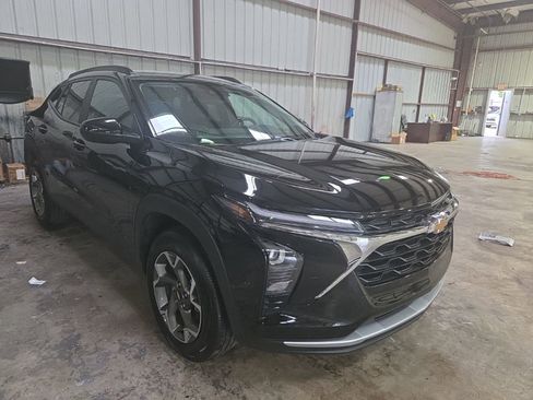 Used 2025 Chevrolet Trax LT w/ LT Convenience Package image 6