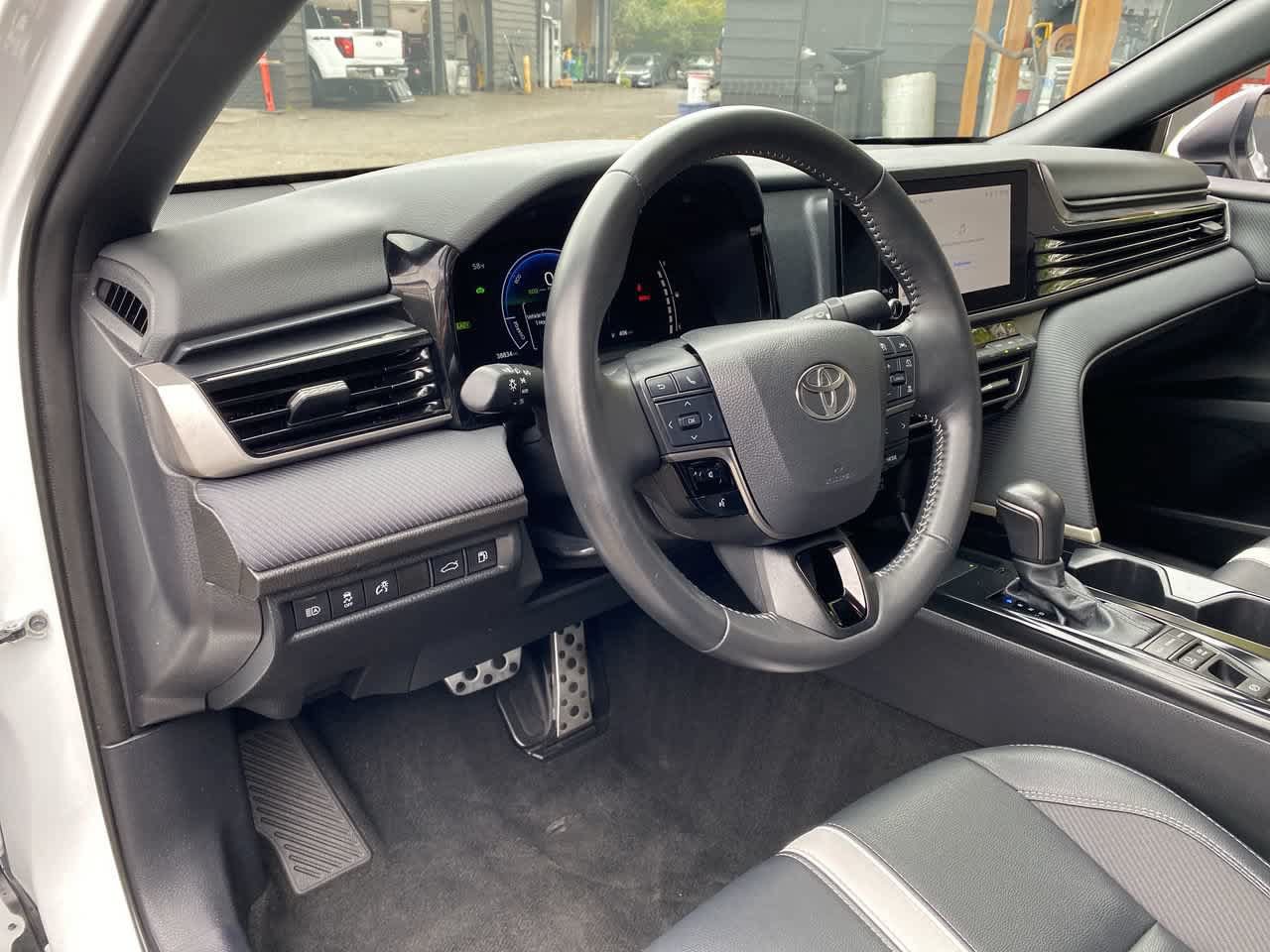 Used 2025 Toyota Camry SE FWD image 2