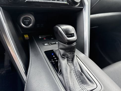 Used 2023 Toyota Venza LE image 10