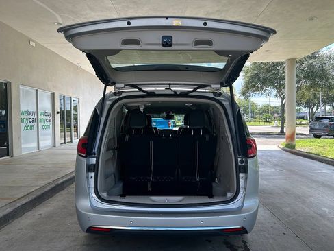 Used 2024 Chrysler Pacifica Touring-L FWD image 29