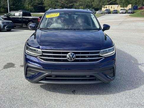 Certified 2022 Volkswagen Tiguan SE FWD image 2