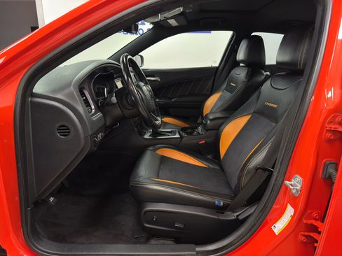 Used 2018 Dodge Charger SXT w/ Blacktop Package image 9