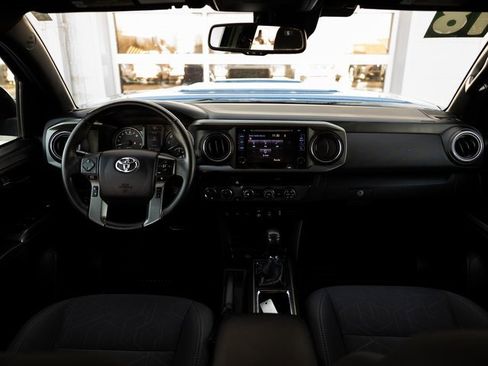 Used 2018 Toyota Tacoma TRD Sport image 17