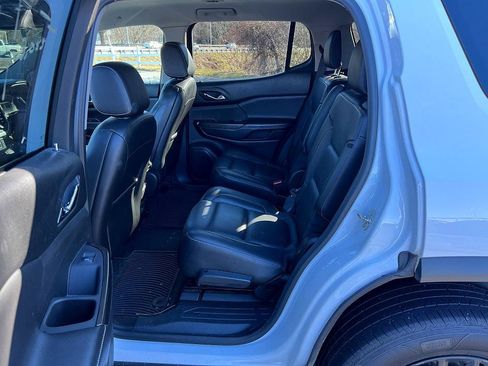 Used 2018 GMC Acadia SLT image 25