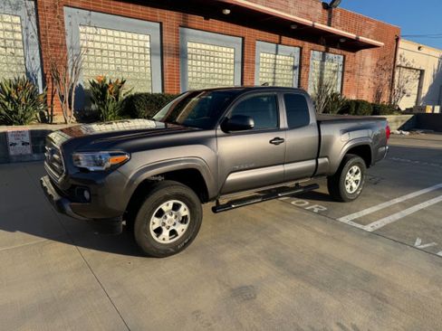 Used 2016 Toyota Tacoma SR5 image 2