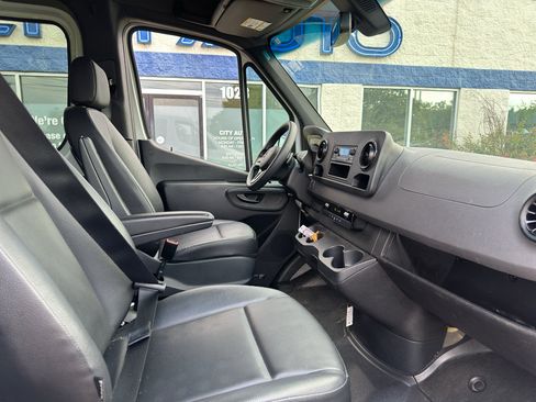 Used 2022 Mercedes-Benz Sprinter 2500 image 10