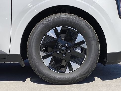 New 2026 Kia Carnival LXS FWD image 10