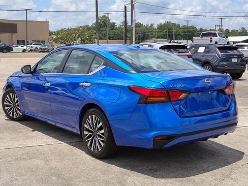 Used 2025 Nissan Altima 2.5 SV FWD image 2