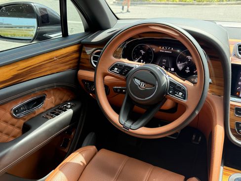 Certified 2021 Bentley Bentayga image 24