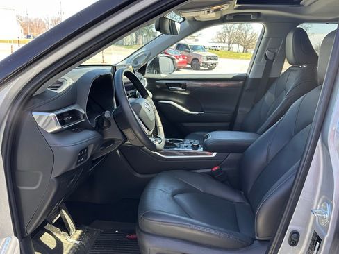Used 2024 Toyota Highlander Limited image 11