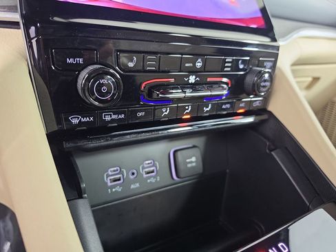 Used 2025 Jeep Grand Cherokee Limited w/ Black Appearance Package RWD image 19