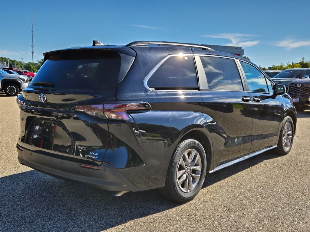 Used 2024 Toyota Sienna XLE AWD/4WD image 6