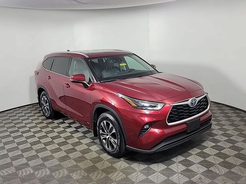 Used 2022 Toyota Highlander XLE AWD/4WD image 2