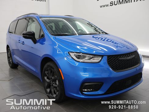 New 2026 Chrysler Pacifica Limited w/ S Appearance Package AWD/4WD image 2