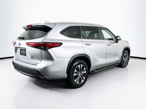 Used 2023 Toyota Highlander XLE image 9