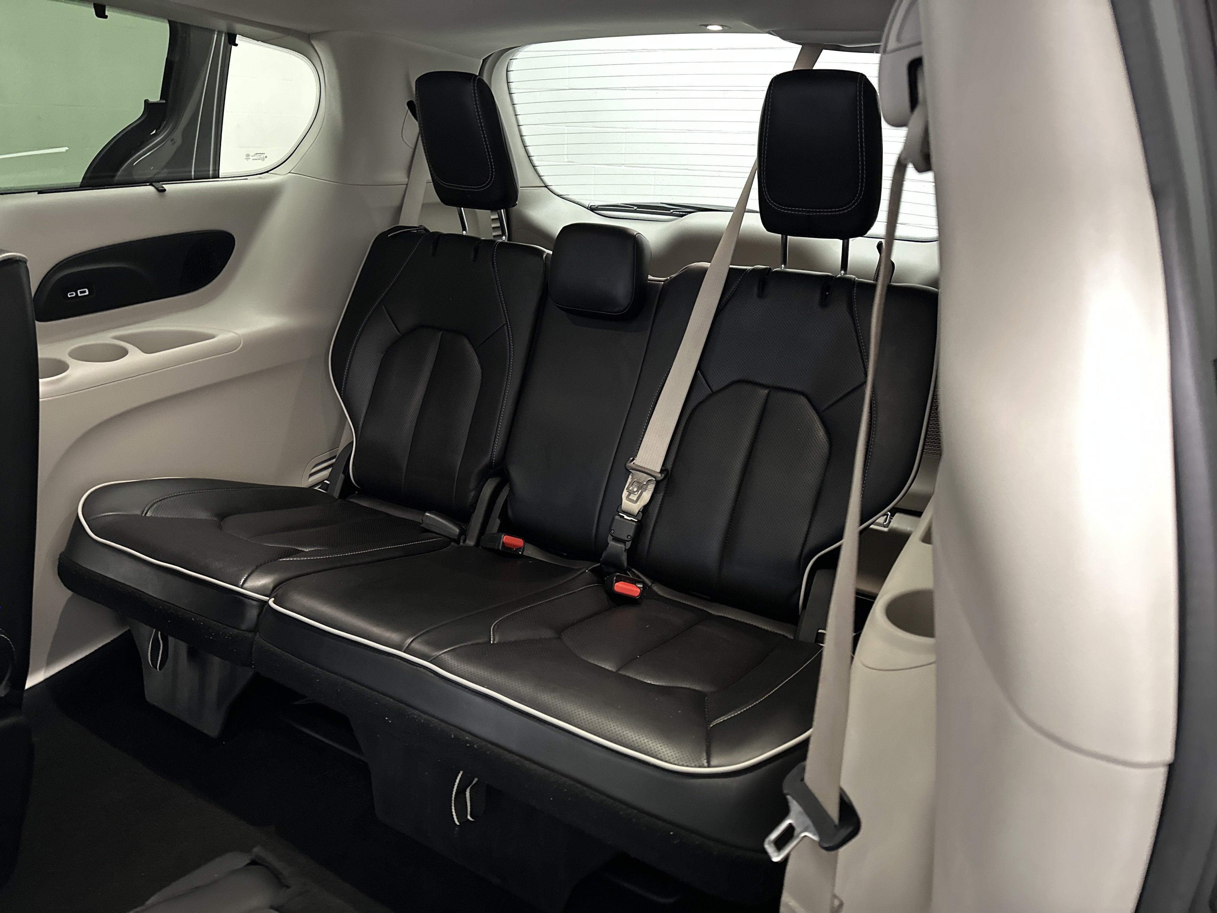 Used 2023 Chrysler Pacifica Limited FWD image 22