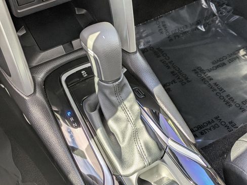 Used 2025 Toyota Corolla Cross XLE image 16