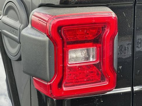 Used 2023 Jeep Wrangler Unlimited Sahara image 13