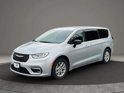 Used 2024 Chrysler Pacifica Touring-L FWD image 1