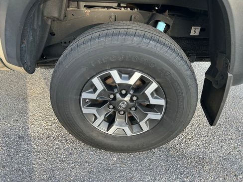 Used 2017 Toyota Tacoma TRD Sport AWD/4WD image 10