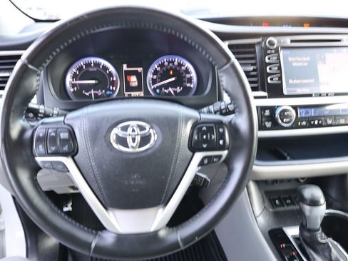 Used 2019 Toyota Highlander XLE image 25