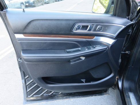 Used 2018 Ford Explorer Limited w/ Equipment Group 301A AWD/4WD image 28