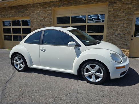 Used 2008 Volkswagen Beetle Triple White Edition FWD image 23