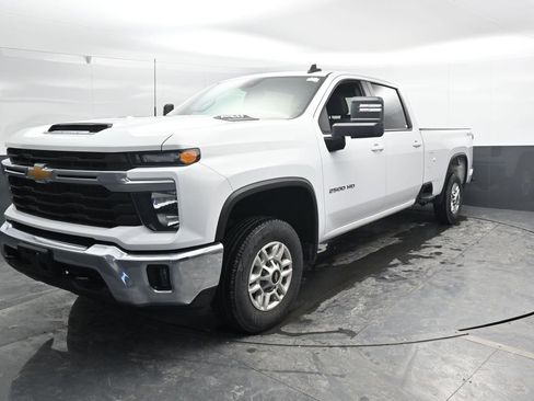Used 2024 Chevrolet Silverado 2500 LT w/ Convenience Package image 7