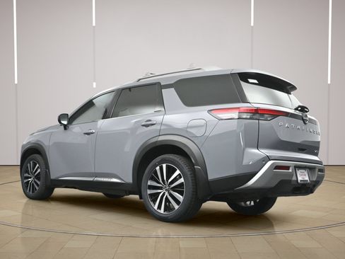 Certified 2025 Nissan Pathfinder Platinum w/ Cargo Package FWD image 31