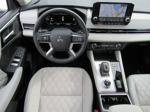 Used 2023 Mitsubishi Outlander SEL image 12