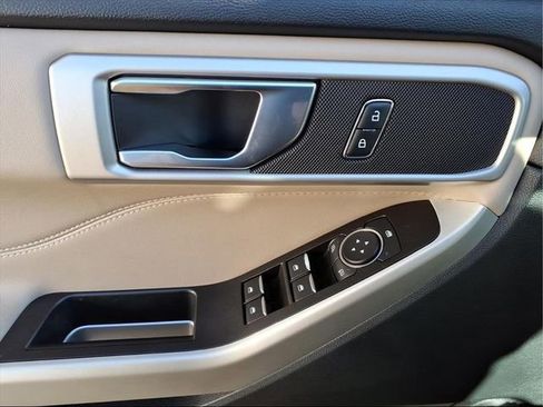 Used 2022 Ford Explorer XLT image 11