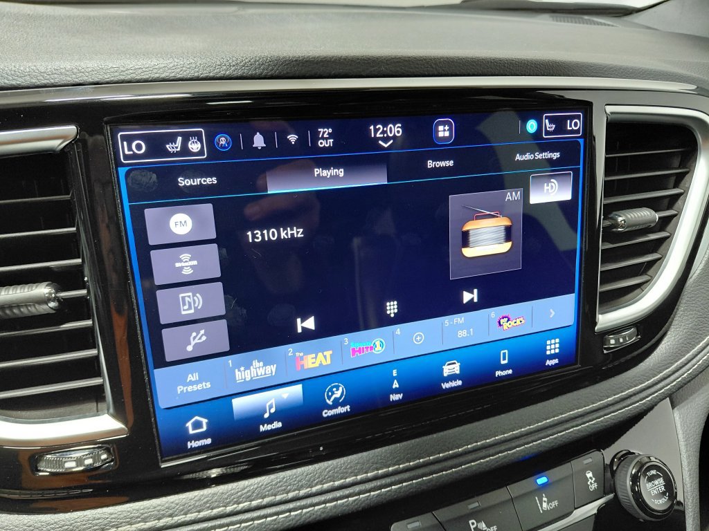 Certified 2026 Chrysler Pacifica Limited w/ S Appearance Package FWD image 40