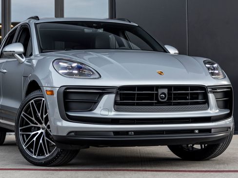 Certified 2026 Porsche Macan AWD/4WD image 9