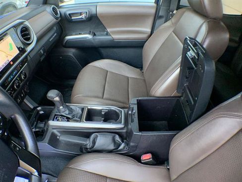 Used 2016 Toyota Tacoma Limited w/ Towing Package image 21