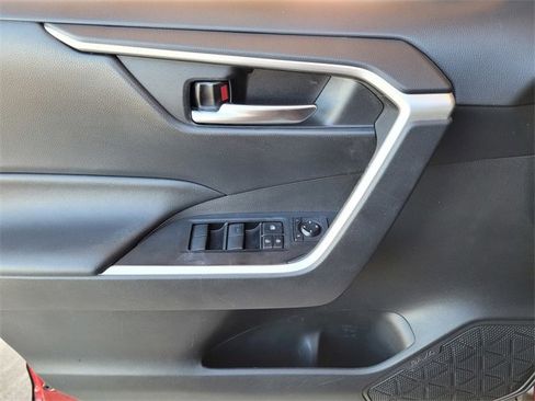 Used 2020 Toyota RAV4 XLE image 22