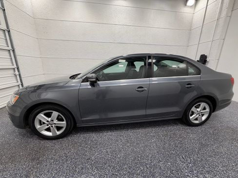 Used 2013 Volkswagen Jetta TDI FWD image 2