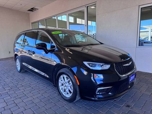 Used 2023 Chrysler Pacifica Touring-L FWD image 7