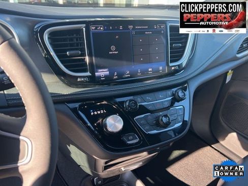 Used 2026 Chrysler Pacifica Select image 15
