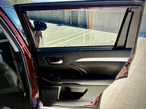 Used 2019 Toyota Highlander XLE FWD image 34