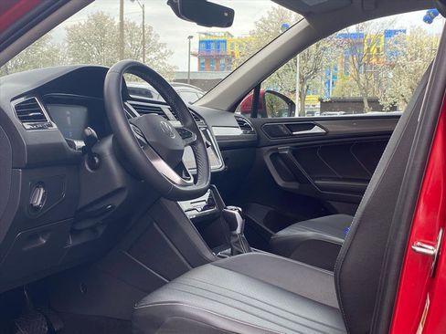 Certified 2023 Volkswagen Tiguan SE w/ Panoramic Sunroof Package image 12