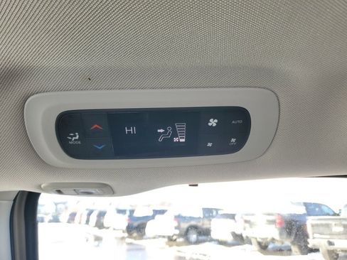 Used 2019 Chrysler Pacifica Limited image 36