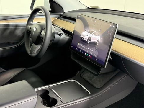 Used 2024 Tesla Model Y Long Range AWD/4WD image 33