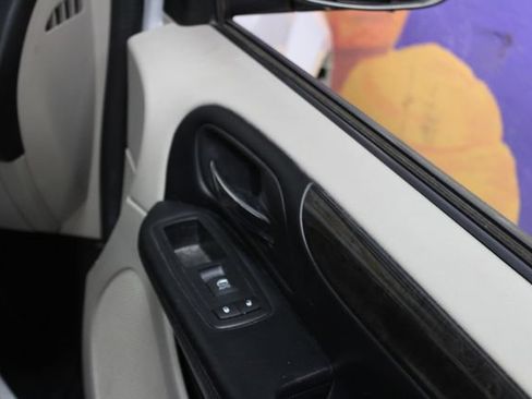 Used 2019 Dodge Grand Caravan SE w/ Rear Park Assist Package FWD image 11