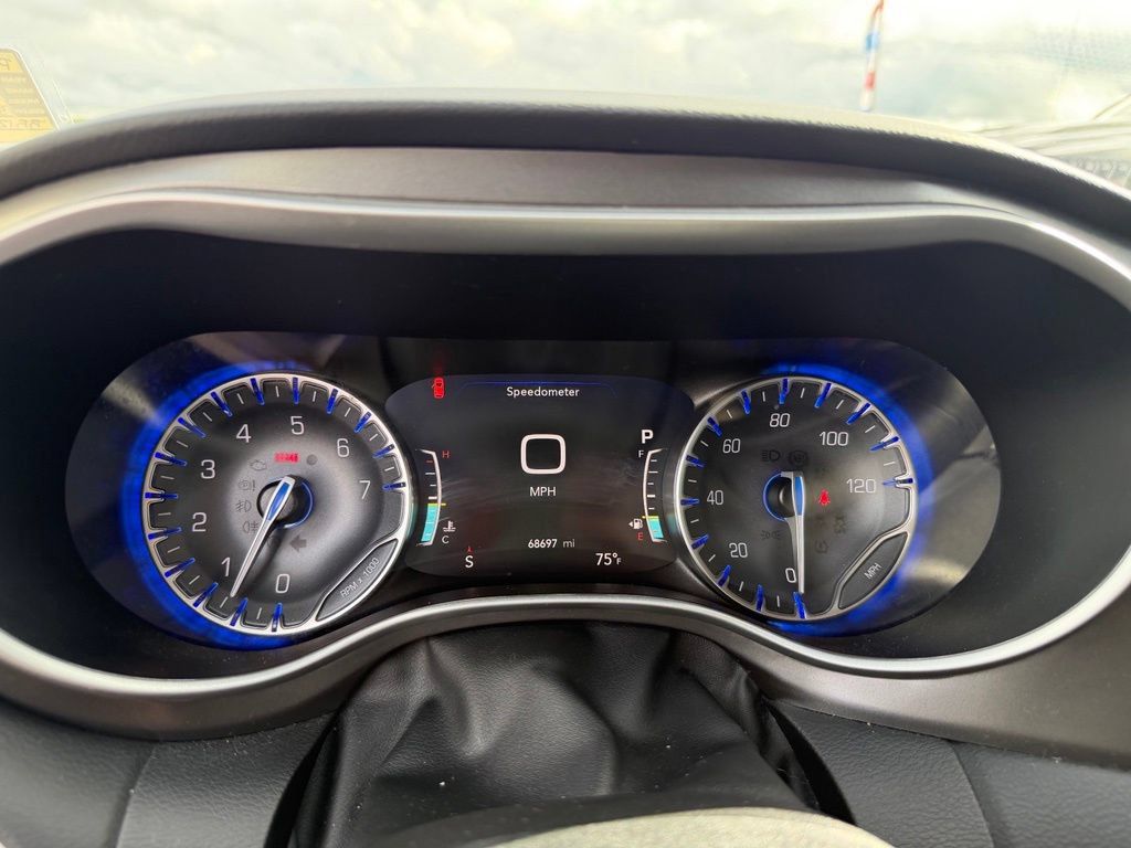 Used 2024 Chrysler Pacifica Touring-L FWD image 9