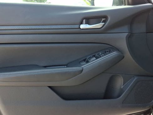 Used 2025 Nissan Altima 2.5 SV FWD image 11