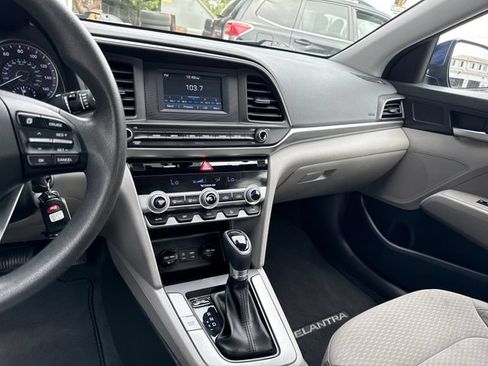Used 2020 Hyundai Elantra SE FWD image 22