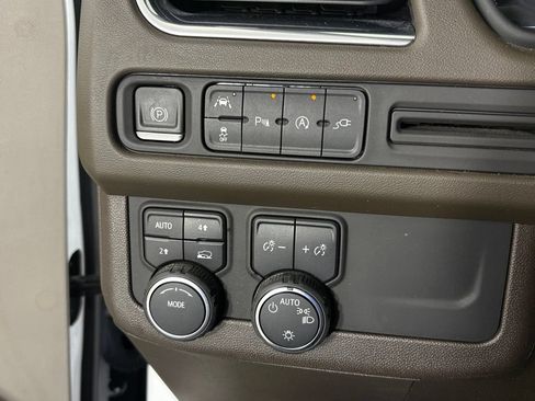 Used 2021 Chevrolet Suburban LT w/ Luxury Package AWD/4WD image 23