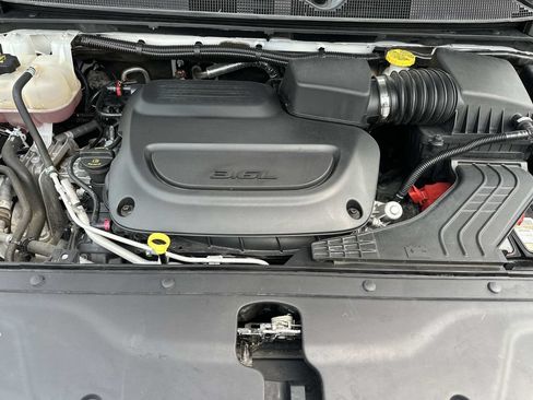 Used 2024 Chrysler Pacifica Touring-L FWD image 11